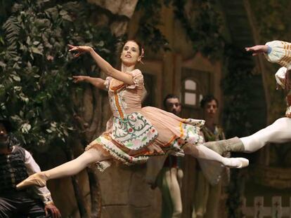 Una escena de &#039;Copp&eacute;lia&#039; por el Ballet Bacional de Sodre de Uruguay, dirigida por Julio Bocca.