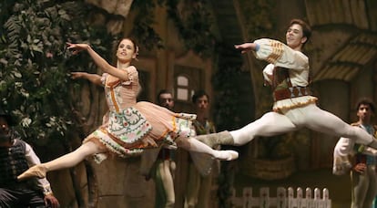 Una escena de &#039;Copp&eacute;lia&#039; por el Ballet Bacional de Sodre de Uruguay, dirigida por Julio Bocca.