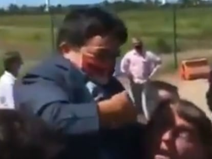 Fotograma del vídeo en que Bolsonaro confunde un enano con un niño durante la inauguración de una central termoeléctrica en Brasil.