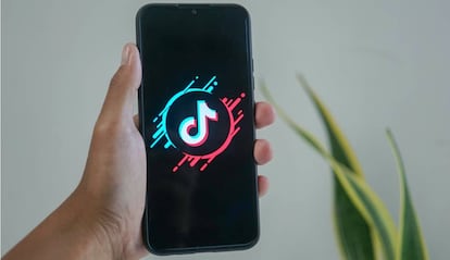 Un teléfono en el que se abre la aplicación de TikTok.