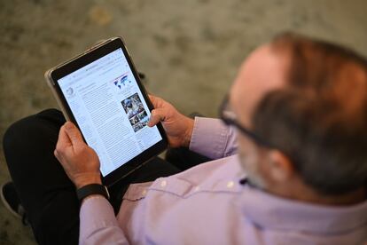 Jimmy Wales, fundador de Wikipedia, consulta un artículo de la enciclopedia en una tableta.