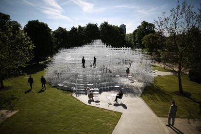 Sou Fujimoto es autor de obras emplazadas principalmente en Japn, como la famosa Casa de Madera Definitiva (Final Wooden House), la Casa T y la Casa N, o el Museo de Arte de Musashino. En la Final Wooden House, como en el Serpentine Gallery Pavilion, el arquitecto y el escultor se funden en uno.