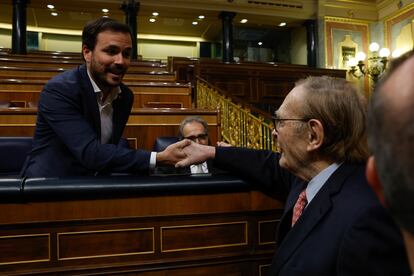 Ramón Tamames, que lidera la moción de censura de Vox contra el presidente Sánchez, saluda al ministro de Consumo, Albero Garzón a su llegada este martes al Congreso de los Diputados.