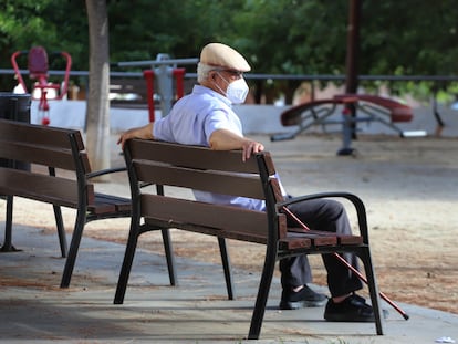 Un jubilado, sentado este domingo en un parque de Terrassa.