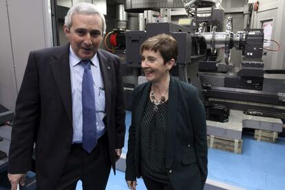 Iñigo Ucín y Arantza Tapia, en las instalaciones de Danobat en Elgoibar.