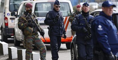 Las fuerzas de seguridad controlan el acceso al aeropuerto de Zaventem, en Bruselas (Bélgica).