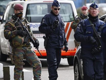 Las fuerzas de seguridad controlan el acceso al aeropuerto de Zaventem, en Bruselas (Bélgica).