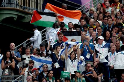 Banderas de India, Palestina e Israel durante la competición de taekwondo el miércoles en París.