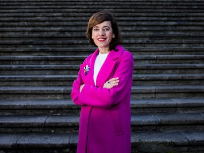 Marta Lois, candidata a la presidencia de la Xunta de Galicia por Sumar en la plaza de Quintana, en Santiago de Compostela, el 4 de febrero.