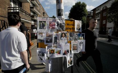 Cartells amb imatges de persones desaparegudes en un fanal prop de la torre Grenfell.