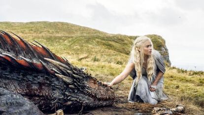 D.B. Weiss y Dan Benioff han confirmado ya que los dragones de Daenerys seguirán creciendo esta temporada, pero ¿hasta dónde pueden llegar? ¿Pueden acabar siendo tan destructivos que destruyan todo lo que importa a su madre o la ayudarán a, por fin, llegar hasta su añorado Desembarco del Rey?