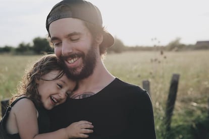 Un padre y su hija se divierten.
