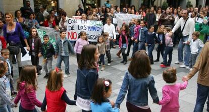 Padres y alumnos protestaban en octubre del año pasado por la suspensión de las clases en Jerez por la huelga de limpieza.