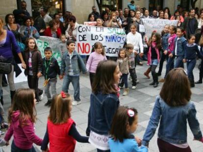 Padres y alumnos protestaban en octubre del año pasado por la suspensión de las clases en Jerez por la huelga de limpieza.