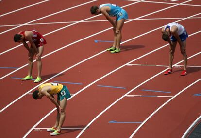 De izquierda a derecha: Kyle Alcorn de Estados Unidos, Youcef Abdi de Australia, Artem Kosinov de Kazajistán y Vincent Zouaoui-Dandrieux de Francia después de terminar la carrera de 3.000 metros obstáculos.