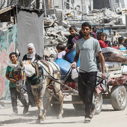 16 May 2025, Palestinian Territories, Jabalia: A Palestinian family, bearing their possessions, flee Gaza amid relentless Israeli strikes. On May 16, Gaza's civil defence agency reported 50 lives lost to Israeli strikes since midnight. Photo: Omar Ashtawy/APA Images via ZUMA Press Wire/dpa
Omar Ashtawy/APA Images via ZUMA / DPA
16/05/2025 ONLY FOR USE IN SPAIN