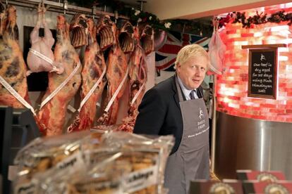 El candidato conservador, Boris Johnson, este jueves en una carnicería de Devon (Reino Unido)