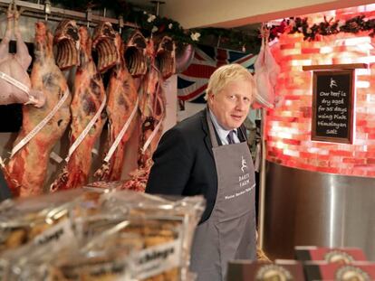 El candidato conservador, Boris Johnson, este jueves en una carnicería de Devon (Reino Unido)