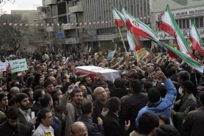 Una multitud rodea el féretro del estudiante muerto durante las protestas, hoy en Teherán