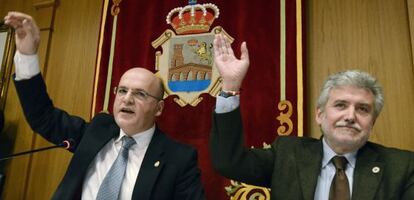 José Manuel Baltar y su número, Rosendo Fernández, en el pleno de la semana pasada.