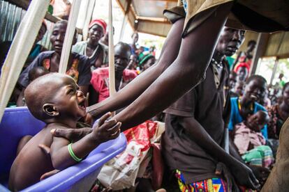 Una madre pesa a su hijo desnutrido en un centro dirigido por el Comité Internacional de Rescate (IRC) en Panthau, Sudán del Sur.