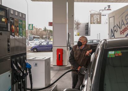 Un conductor reposta este miércoles en una gasolinera de Madrid.