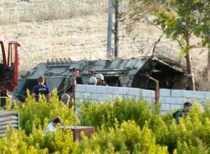 Soldados de la ONU y libaneses inspeccionan el vehículo atacado ayer en el que murieron seis soldados españoles.