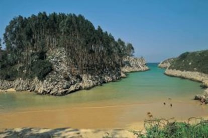 Vista de la playa de Guadamía, en Llanes (Asturias).