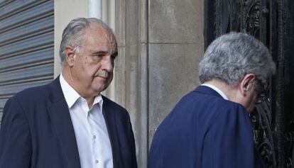 Rafael Blasco, a la izquierda, con su abogado el día que fue condenado.