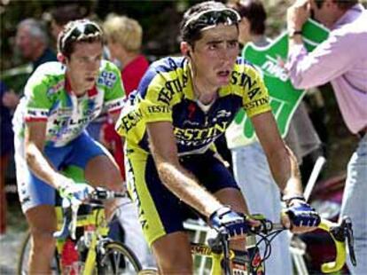 Joseba Beloki y, detrás, Roberto Heras, en una etapa del Tour de Francia del año pasado.