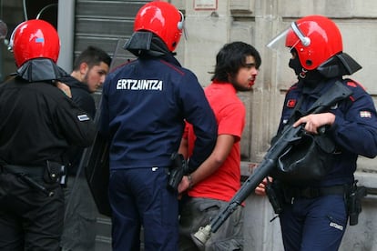 Dos detenidos más en los incidentes previos a la concentración de la Falange en el centro de Bilbao