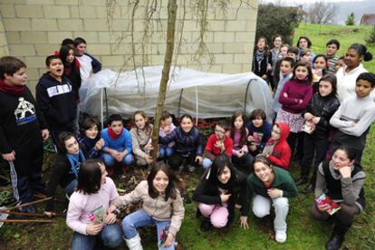 Alumnos del CEIP Manuel Luis Acuña de A Carballeira, con el primer semillero de su empresa de productos ecológicos.