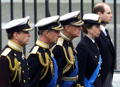 Miembros de la familia real británica acompañan en procesión el ataúd de la Reina Madre durante su funeral en la abadía de Westminster en Londres, el 9 de abril de 2002. De izquierda a derecha: el príncipe Andrés, el príncipe Carlos, el príncipe Felipe, la princesa Anna y el príncipe Eduardo.