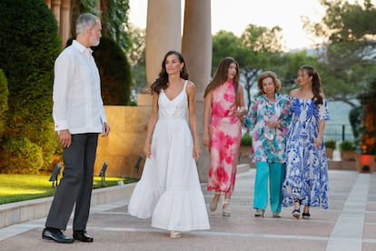 Los reyes Felipe VI y Letizia, la infanta Sofía, la reina Sofía y la princesa Leonor, a su llegada a la tradicional recepción a las autoridades de Baleares y a una representación de la sociedad balear, este lunes en el palacio de Marivent, en Palma.
