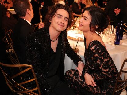 Timothée Chalamet y Kylie Jenner, durante la gala en el hotel Beverly Hilton, el domingo.