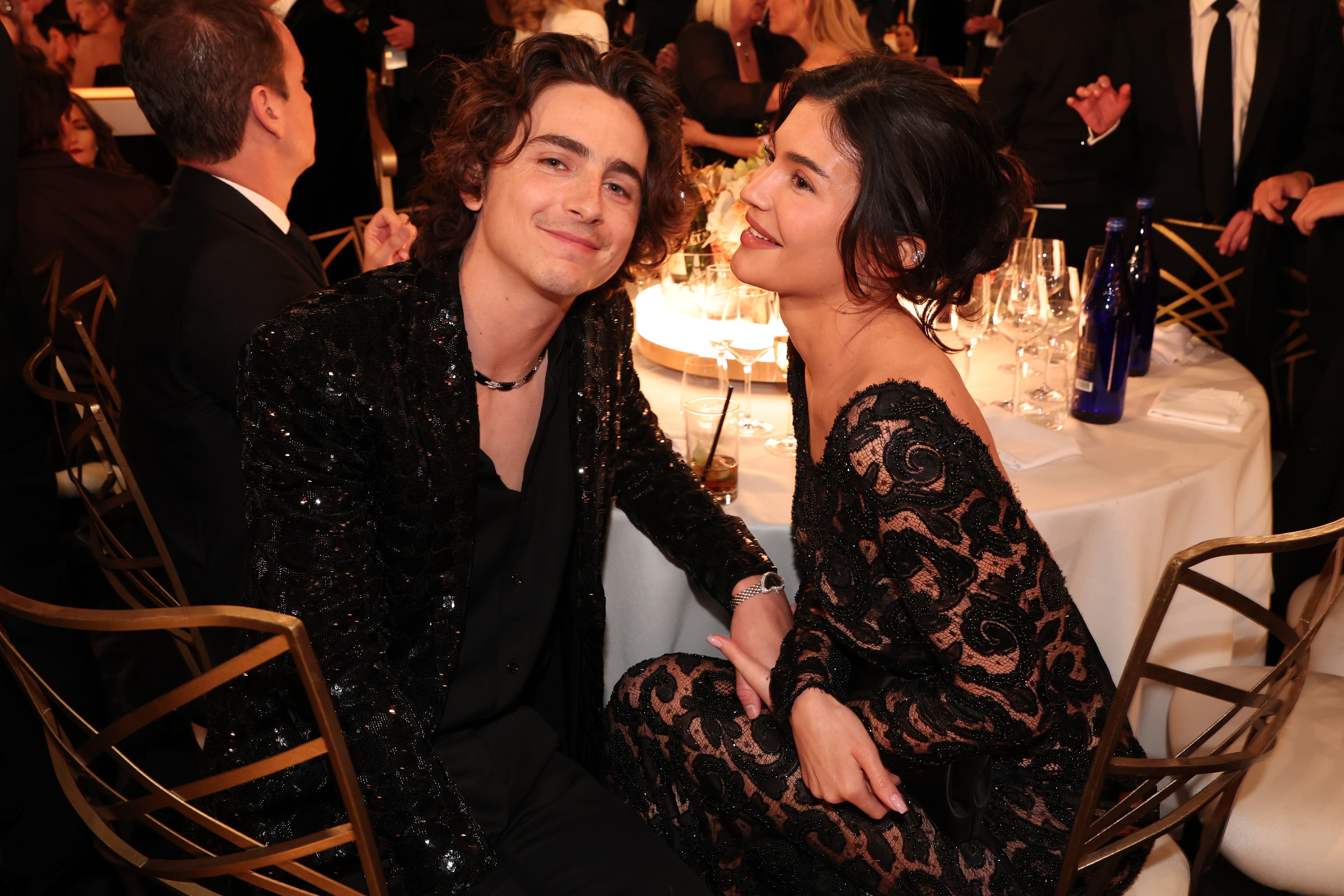 Aunque Kylie Jenner no posó en la alfombra roja, no se perdió la velada en el hotel Beverly Hilton junto a su novio, Timothée Chalamet. Él estaba nominado a mejor actor en comedia o musical por su trabajo en 'Wonka', y ella se quedó sin lucir como se debe su vestido, una pieza 'vintage' de Hanae Mori.