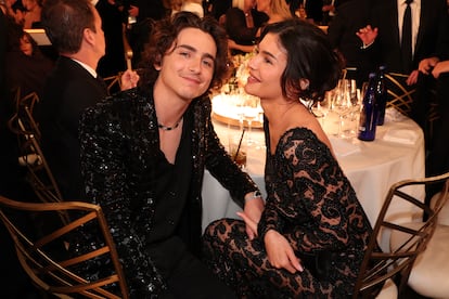 Timothée Chalamet y Kylie Jenner, durante la gala en el hotel Beverly Hilton, el domingo.