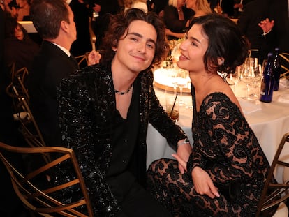 Timothée Chalamet y Kylie Jenner, durante la gala en el hotel Beverly Hilton, el domingo.