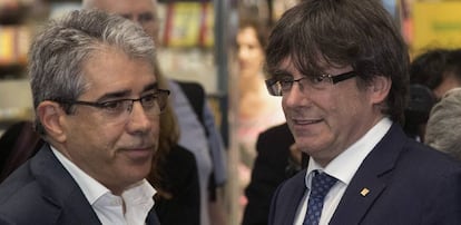 El president de la Generalitat, Carles Puigdemont, amb l'exconseller i exdiputat Francesc Homs.