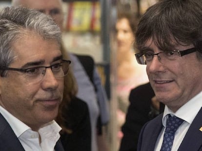 El president de la Generalitat, Carles Puigdemont, amb l'exconseller i exdiputat Francesc Homs.