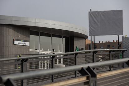 Acceso principal a la nueva estación de Sant Andreu de Barcelona, cuya inauguración está prevista para el lunes 12 de diciembre, con un día de retraso.