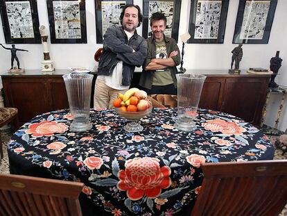 El coordinador de la exposición MacDiego, con el dibujante Paco Roca, en una de las casas del Cabanyal.
