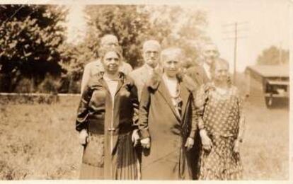Los abuelos paternos de Philip Roth (a la derecha), junto a otros parientes en los años veinte.