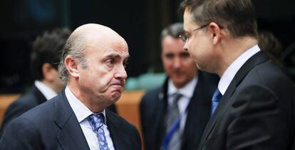 Luis de Guindos conversa con el vicepresidente de la Comisi&oacute;n Europea, Valdis Dombrovskis.