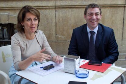 Yolanda Barcina y Roberto Jiménez se reunieron ayer en una cafetería cercana al Parlamento.