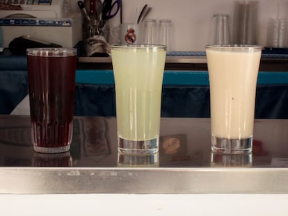 Agua de cebada, granizado de limón y horchata en el kiosco de Narváez, de Madrid.