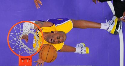 Kobe Bryant entra a canasta