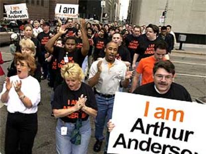Cientos de trabajadores de Andersen mostraron el miércoles su confianza en la inocencia de la empresa.