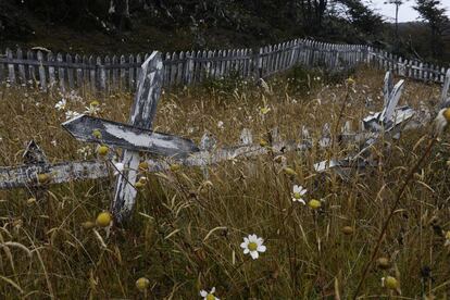 Cementerio Yagán en la Bahía Mejillones de la Isla Navarino. Aquí están enterrados muchos de los últimos yaganes. Esta bahía se convirtió en una especie de reserva a donde fueron confinados durante el siglo XX. Hoy es tierra sagrada para el pueblo yagán.