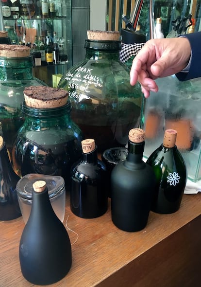 Botellas recicladas para guardar los licores de El Celler.